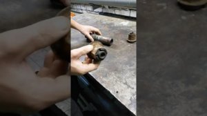 Выпресовка старых саленблоков и пальцев из рычага задней торсионной балки Peugeot 206