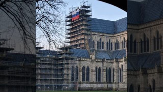 Неизвестные вывесили флаг России на соборе в Солсбери, где отравили Скрипачей смотреть онлайн
