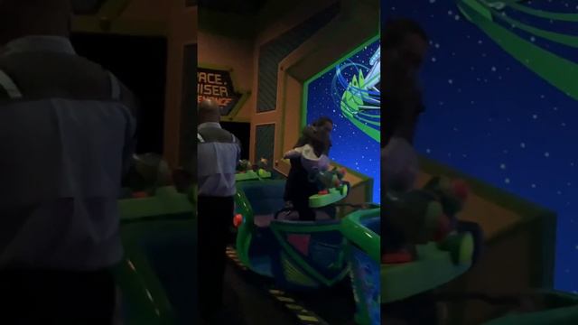 Buzz Lightyear's Space Ranger Spin ride at Tomorrowland, Magic Kingdom in Walt Disney World, Florid смотреть онлайн