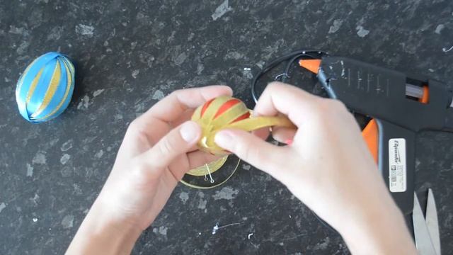 Украшение пасхальных яиц с помощью атласных лент. смотреть онлайн