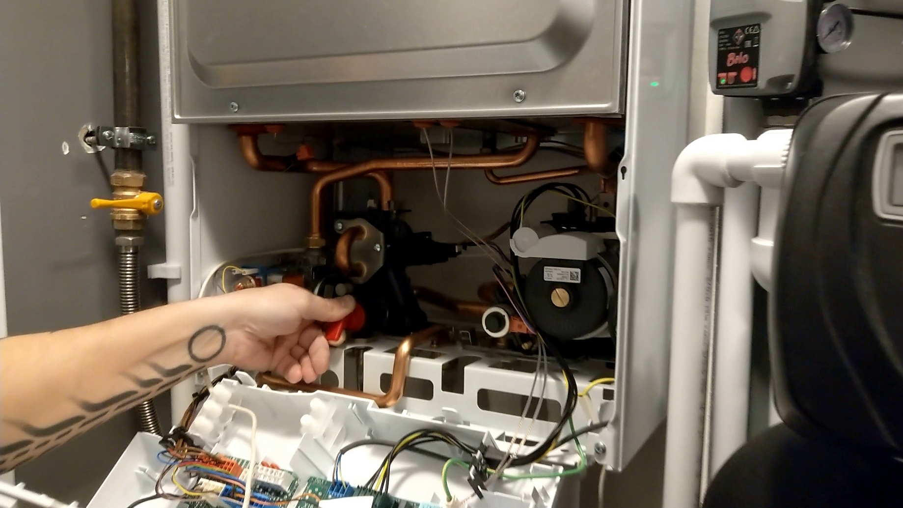 Установка настенного газового котла