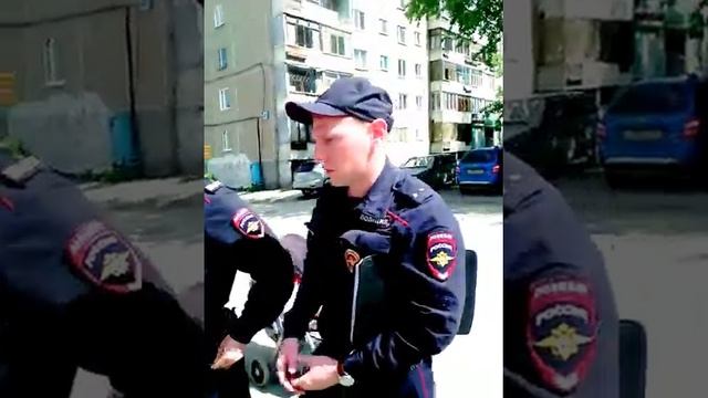 Участковый лейтенант применяет силу к грудному ребенку и молодой маме, вверенного ему участка. смотреть онлайн