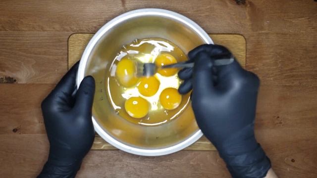 ОМЛЕТ на сковороде - НА ПОДУШКЕ картофельной...! | A simple recipe - omelet on a potato pillow смотреть онлайн