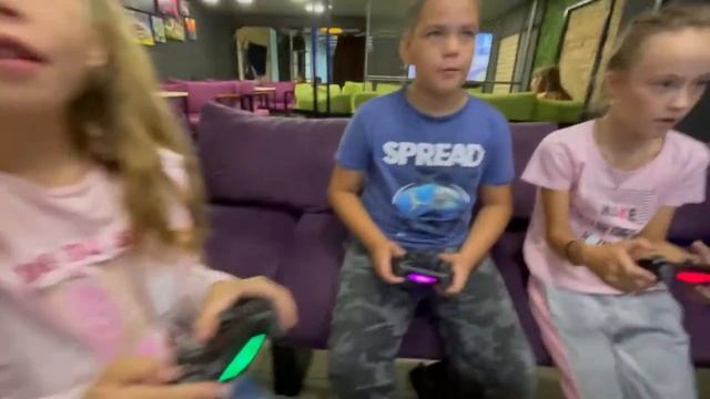 Играем в приставки в тайм кафе  