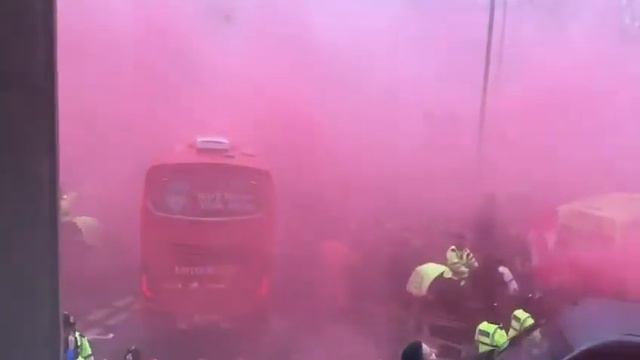Amazing scenes at Anfield as team bus arrives before Man City game смотреть онлайн