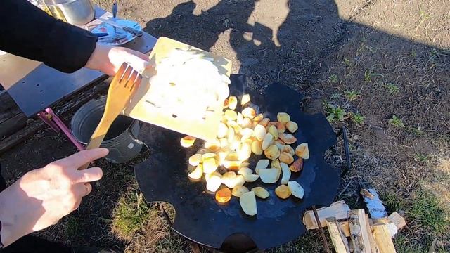Пикник. Жаренный картофель в сковороде из бороны ( садж ). смотреть онлайн