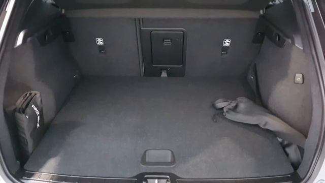 192D13105 - 2019 Volvo XC40 D3 Momentum Pro Auto , Pilot Assist , HarmanKar... смотреть онлайн