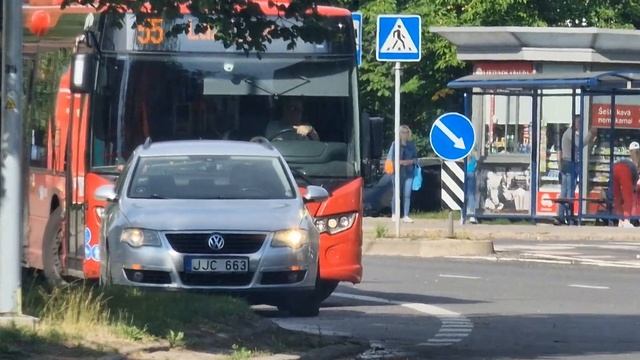 Видитель автобуса в Литве снимает на телефон смотреть онлайн