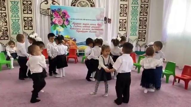 Маратбек Оразали первый вальс в садике смотреть онлайн