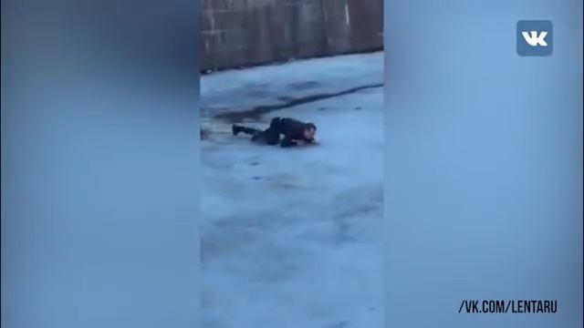 Пьяный «мужчина-моржик» поспорил, что перебежит по льду канал Грибоедова. смотреть онлайн