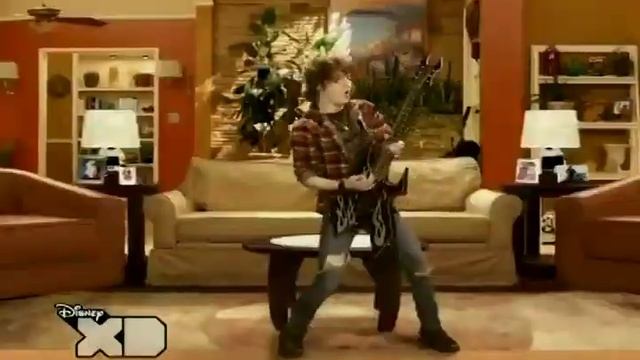 Estoy En La Banda - Incendio En La Casa (En Español Latino) Parte 1 смотреть онлайн