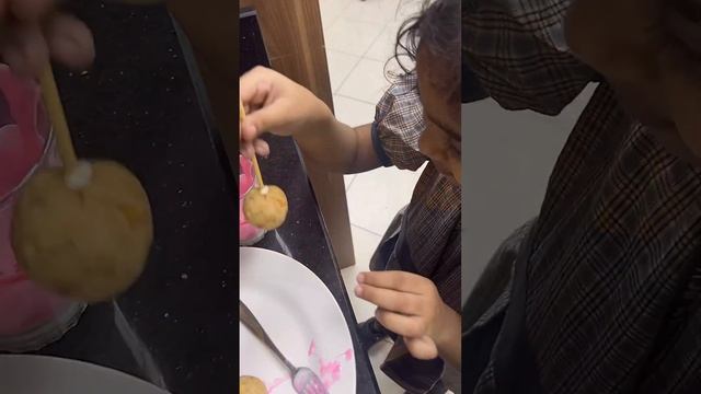 എന്റെ മോൾ ഉണ്ടാക്കിയ കേക്ക് പോപ്സ് കണ്ടോ #ytshort #cakepops #cakedecoration смотреть онлайн