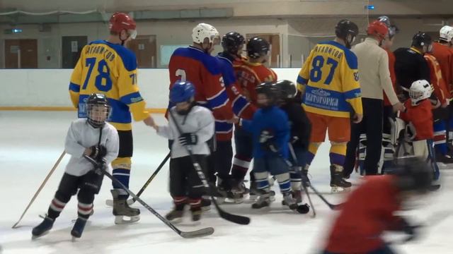 Первая товарищеская игра хк "Хризотил 2010" с родтелями (2 период) смотреть онлайн