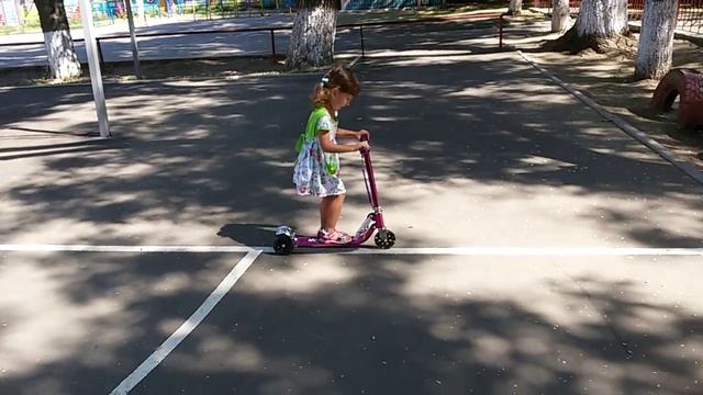 Самокат детский.Дети учатся кататься на самокате. смотреть онлайн