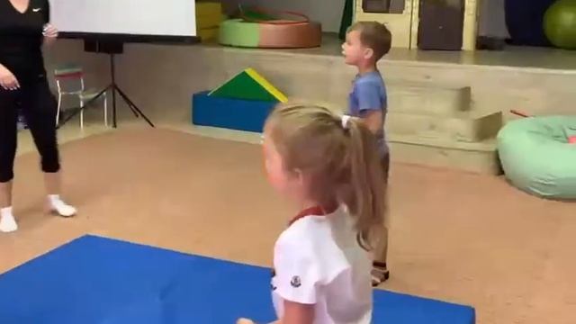 идёт набор деток от 4 лет в цирковую студию смотреть онлайн