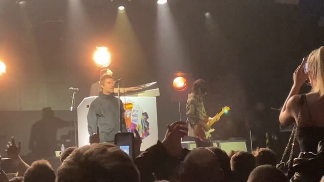 Liam Gallagher & John Squire - Raise Your Hands - Glasgow Barrowlands 13.03.2024 смотреть онлайн