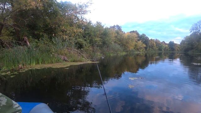 ВЕЧЕРНИЙ РЕЙД ПО РЕКЕ.Рыбалка в октябре. Ловля щуки на спиннинг. смотреть онлайн