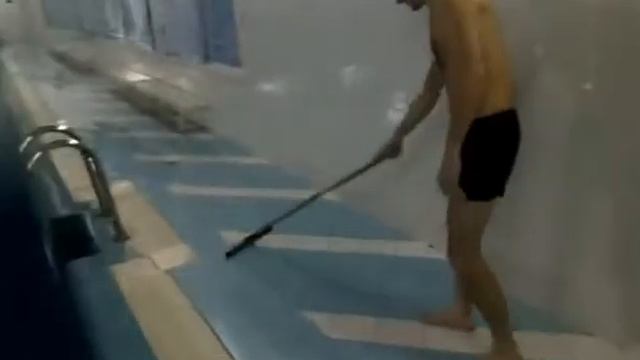 Alex Men Стал уборщиком в бассейне со шваброй.