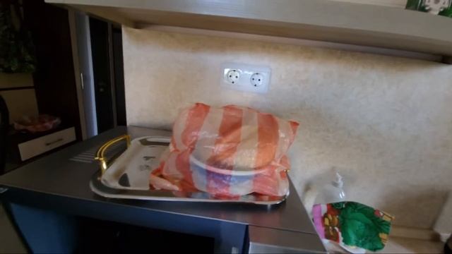 Опять новая квартира- беженка в Европе со стажем смотреть онлайн