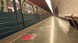 Метро Москва|Cтанция метро Верхние Лихоборы прибывает и отправляется поезд 81-717 "Номерной"