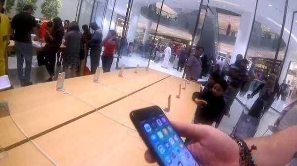 Цена Apple Iphone XS и Iphone XS max в Дубае. Dubai Mall. Apple store. Dubai. Дешевые iphone