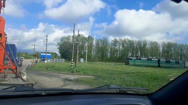 Перекрёсток с незаметным информационно указательным знаком. Железнодорожный переезд ждём и ждём смотреть онлайн