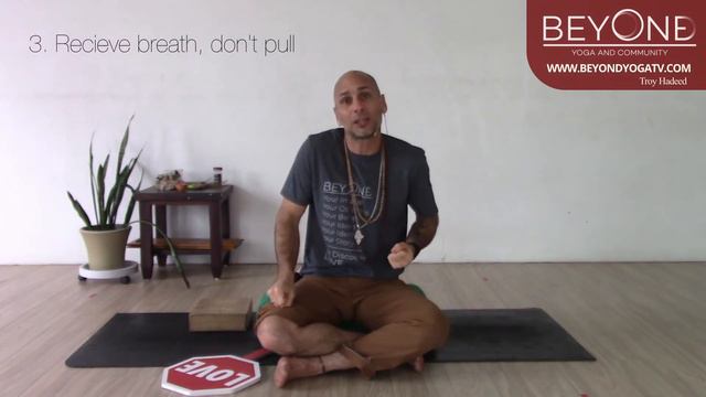 Are You Breathing. A 1 min 'crash course' on breathing with Troy Hadeed & BeyondYogaTv. смотреть онлайн