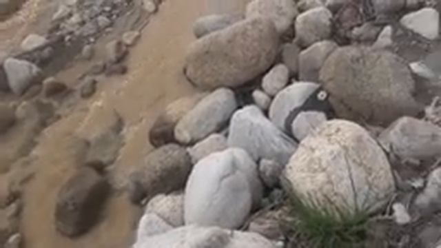 Красивые камни на речке смотреть онлайн