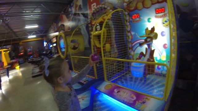 НИНО играет в детской игровой комнате, ВЛОГ, игровые автоматы :: VLOG, nino, indoor playground смотреть онлайн