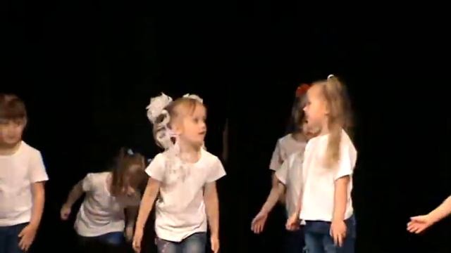 Детский танец "Раз ладошка, два ладошка", исполняет детский коллектив "Школа звезд" г. Витебск смотреть онлайн