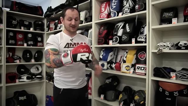Как выбрать боксерские перчатки? Обзор боксерских перчаток от 4MMA - часть 1 смотреть онлайн