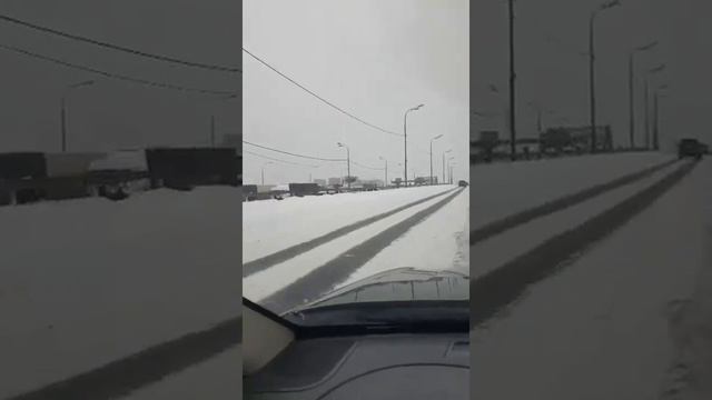 Суббота 13.02.2021г Фуры на Мкаде заняли левый ряд.Последствия Снегопада в Москве смотреть онлайн
