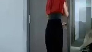 Женщина пукает