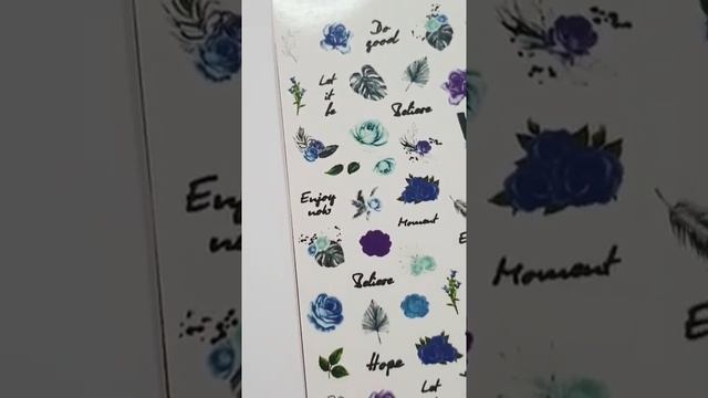 водные слайдеры для маникюра декор дизайна.надписи,Фиолетовые цветы с перьями 4380 смотреть онлайн