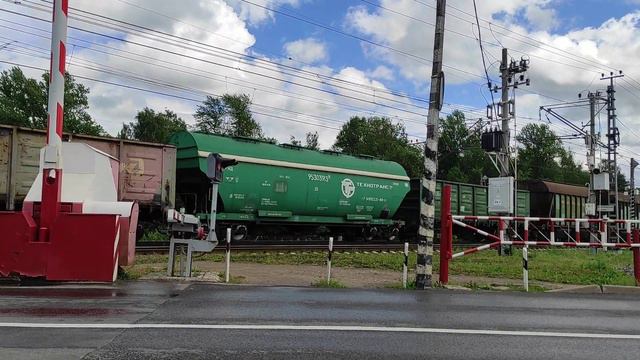 2ЭС4К с грузовым поездом и ЭП2К с пассажирским поездом Самара Екартибурк смотреть онлайн