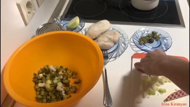 #Салат с куриной грудкой, кукурузой и солёными огурчиками смотреть онлайн