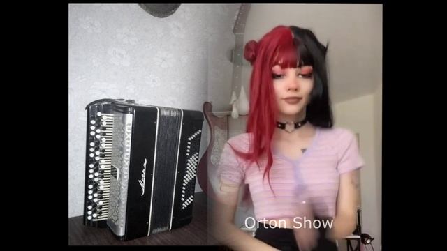 Foxy танцует под баян Ортона