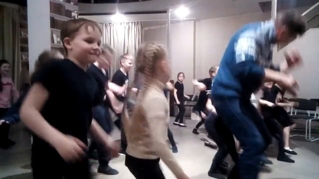 Фрагмент занятия по танцу "степ" в вологодской "Чайке". Педагог Семёнов С.А. смотреть онлайн