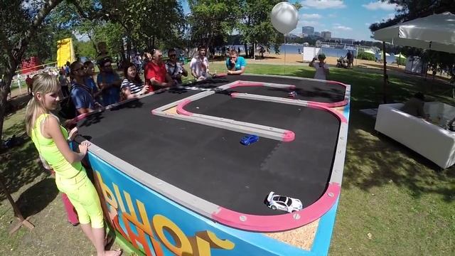 Трасса для радиоуправляемых автомобилей + подиум. Аренда аттракционов от WWW.JPRENT.RU смотреть онлайн