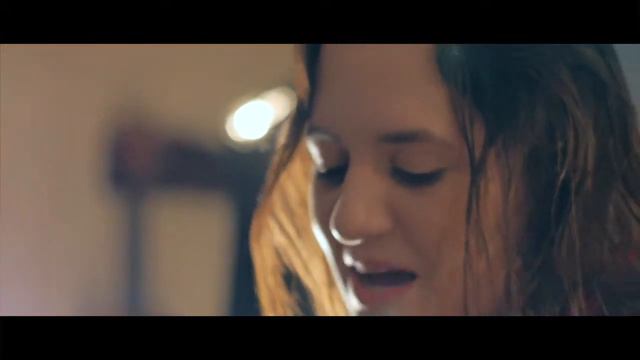Twisted Wood Guitars Ella Coyes - Performing on our Malu tenor ukulele смотреть онлайн