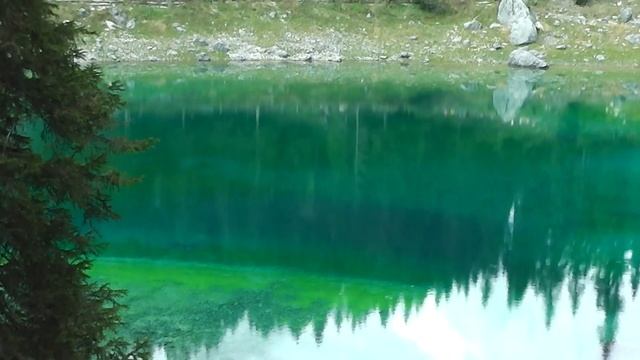 World must wonderful sea - The Lago di Carezza - Karersee in South Tyrol, Italy смотреть онлайн
