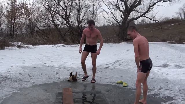 Купаемся в прорубе смотреть онлайн