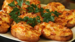 Горячие бутерброды в духовке с колбасой и сыром