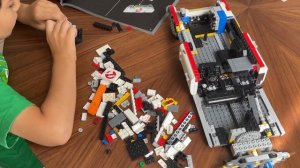 Ребёнок собирает LEGO машину Охотники за приведениями | Обзор набора LEGO 10274 | Ghostbusters Lego