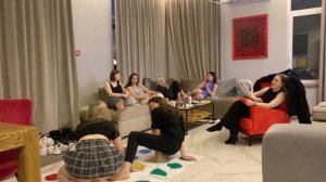 СПАЛИЛА ПОД ЮБКОЙ??