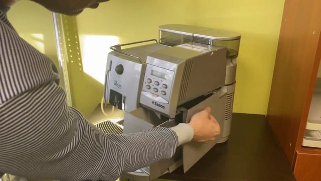 Заварное устройство, где оно и как вытащить? SAECO ROYAL смотреть онлайн