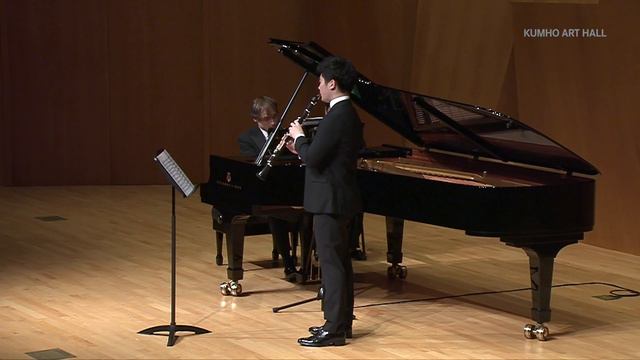 Han Kim plays Sonatina for clarinet & piano, Op. 29 by Malcolm Arnold смотреть онлайн