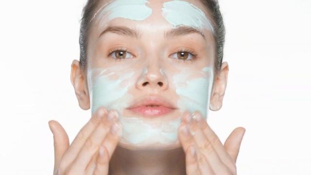 How to reduce pores for a smoother complexion | Clarins смотреть онлайн