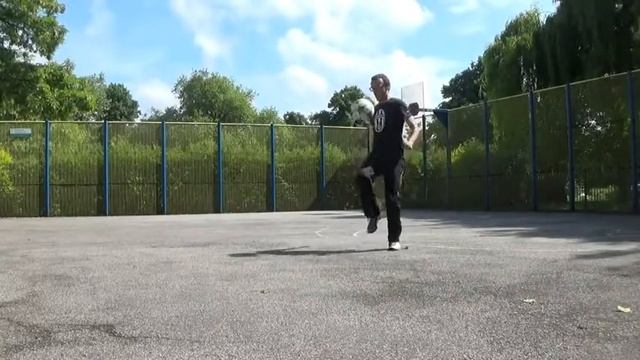 Fastest Time To Do 500 Keepie Uppies Using Only Knees смотреть онлайн