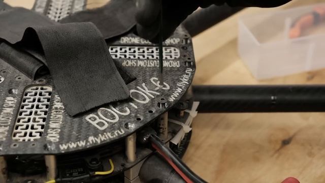 Саша готовит к полёту октокоптер собственной разработки. В подробностях — о том, как он устроен. смотреть онлайн